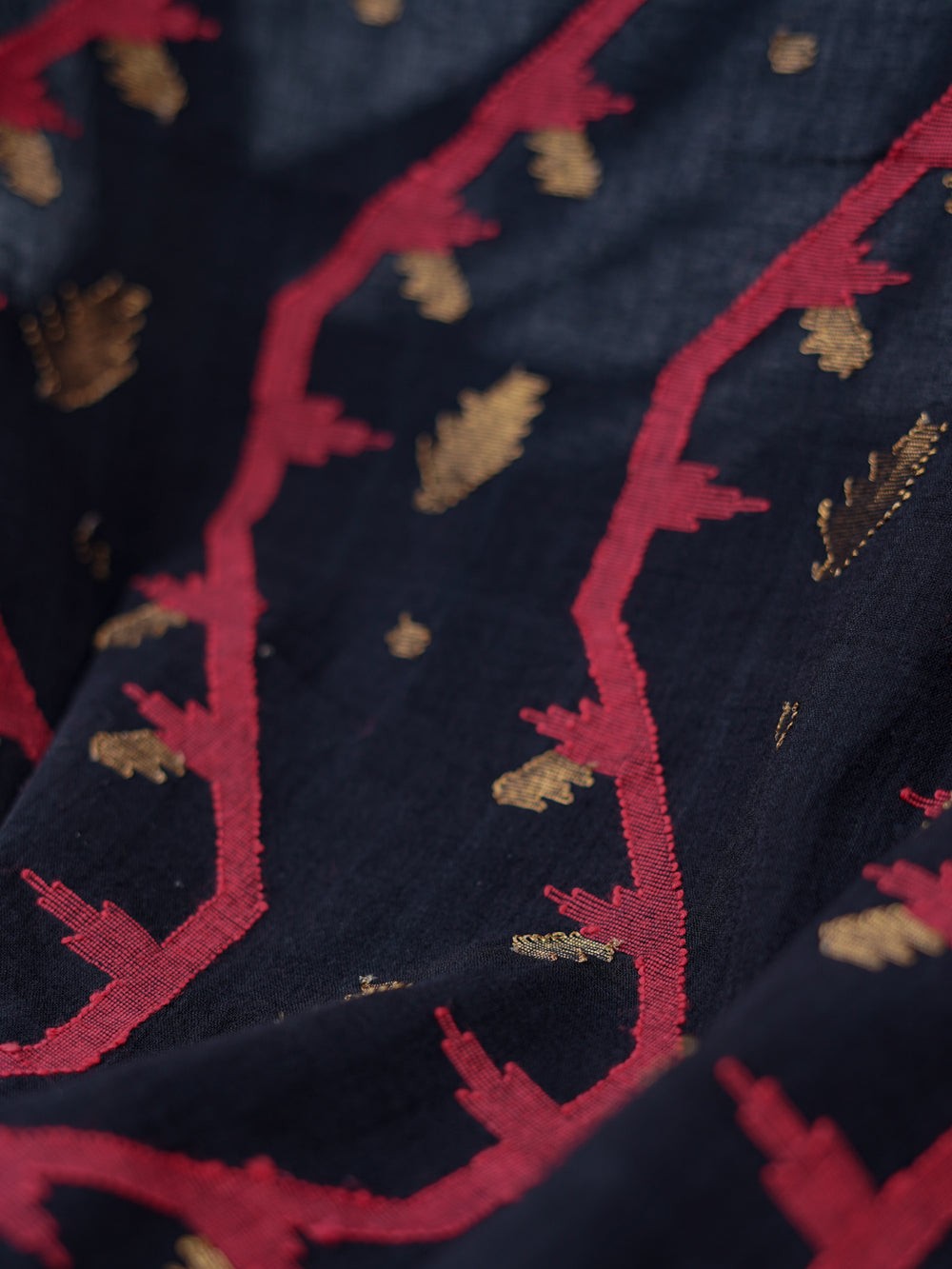 Jamdani detailing with zari on palla, available at Phulwari Bazaar