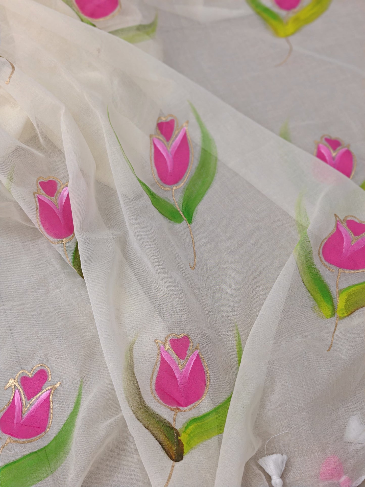 Phulwari Bazaar white handpainted saree – plain premium mulmul muslin saree with delicate floral prints, soft Bengal cotton summer saree for daily wear.