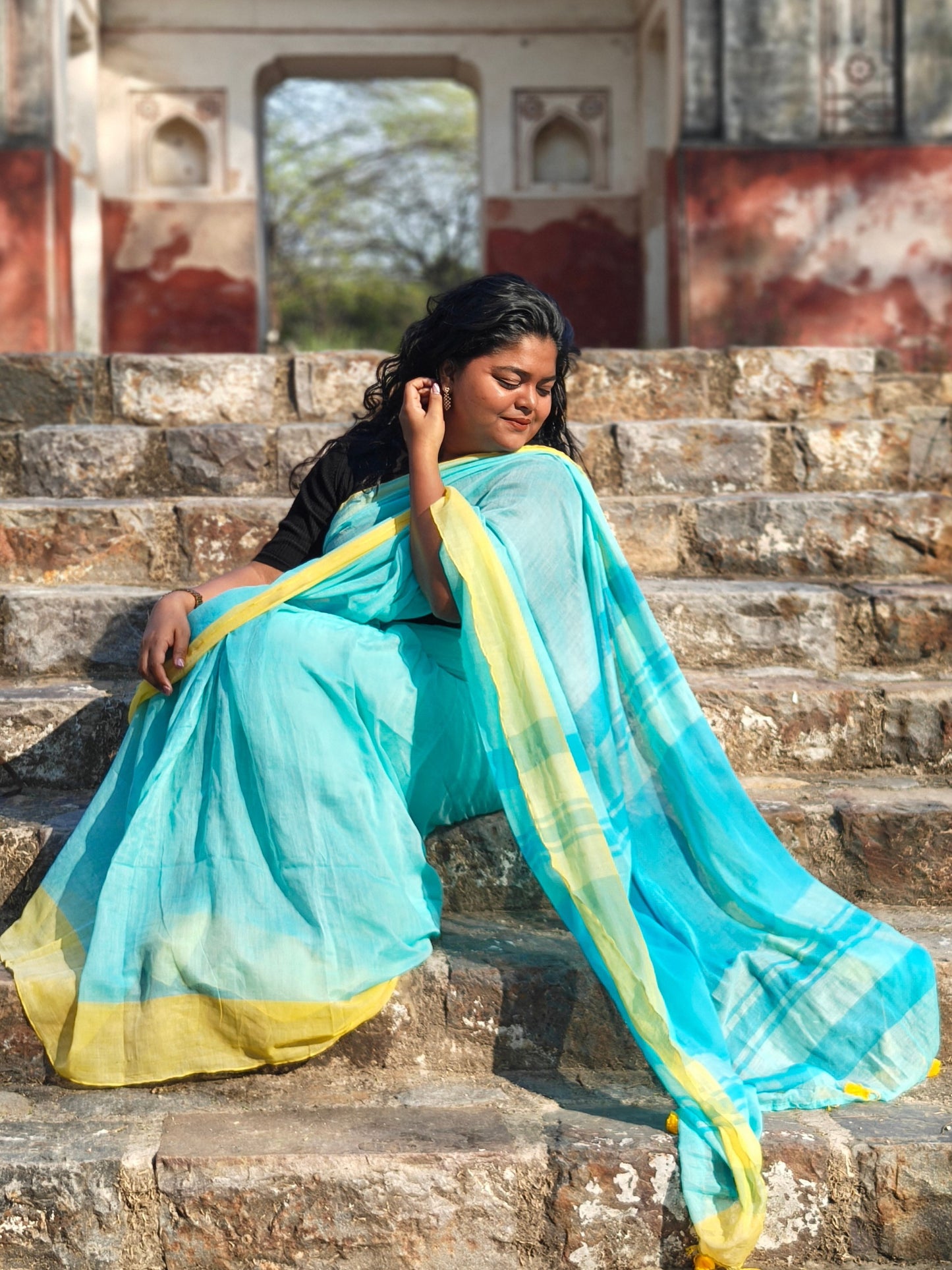 Ferozi blue mulmul cotton saree with soft yellow border – lightweight and breathable. Phulwari Bazaar| Phulwar Bazar