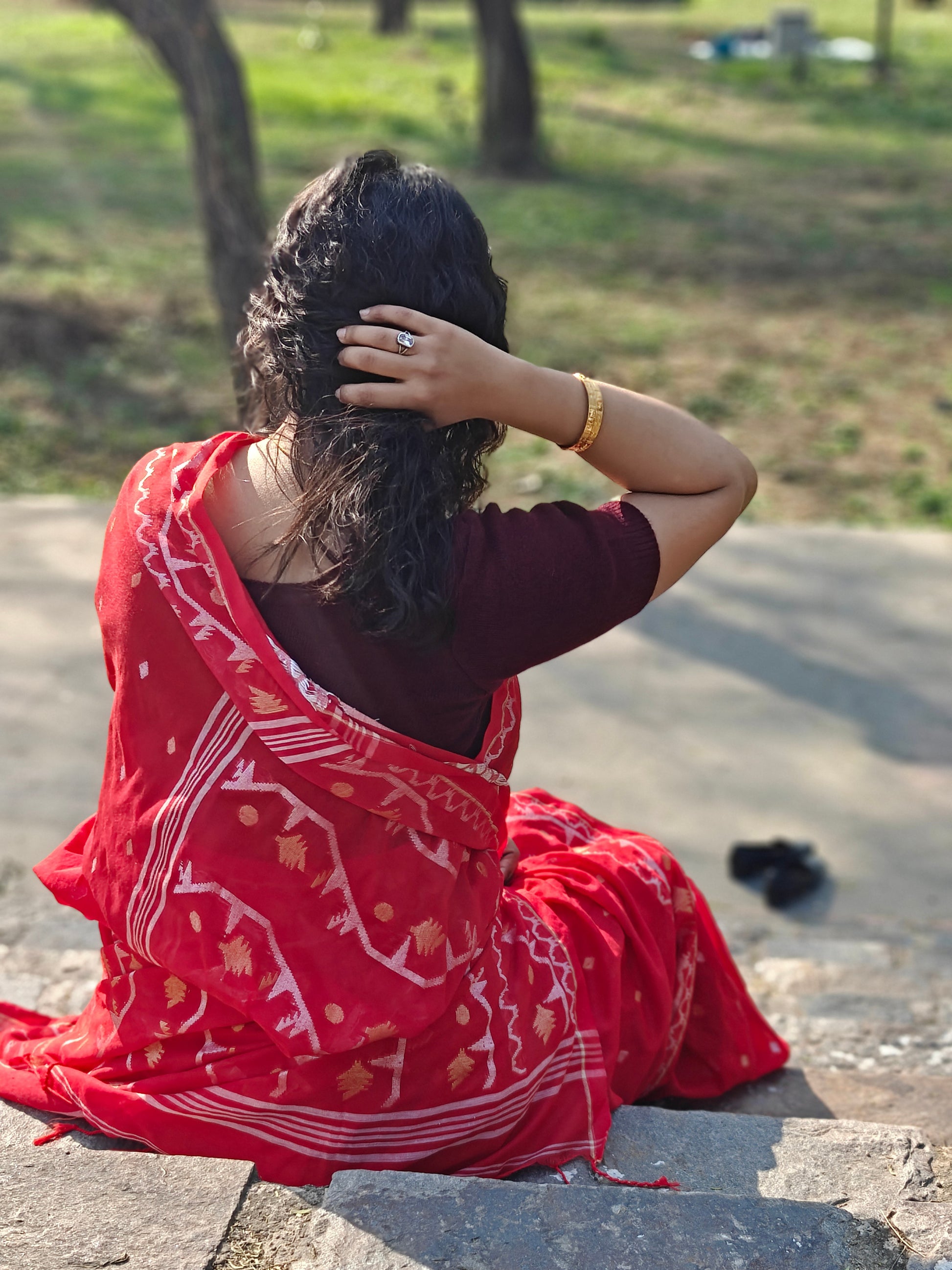 Traditional soft cotton Jamdani saree for festive occasions – red with zari pallu. Phulwari Bazaar| Phulwari Bazar